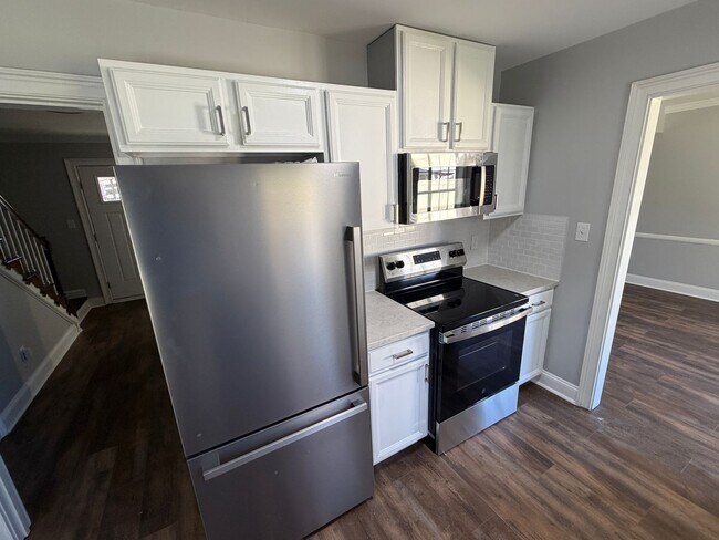 Building Photo - Remodeled bathrooms, new kitchen in this Nashville beauty - REDUCED!!