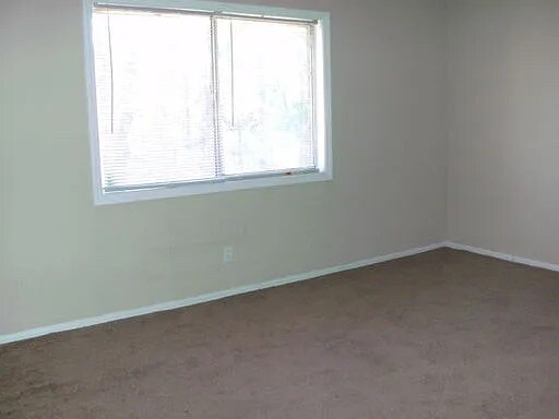 Building Photo - Room in Apartment on Allen Dr