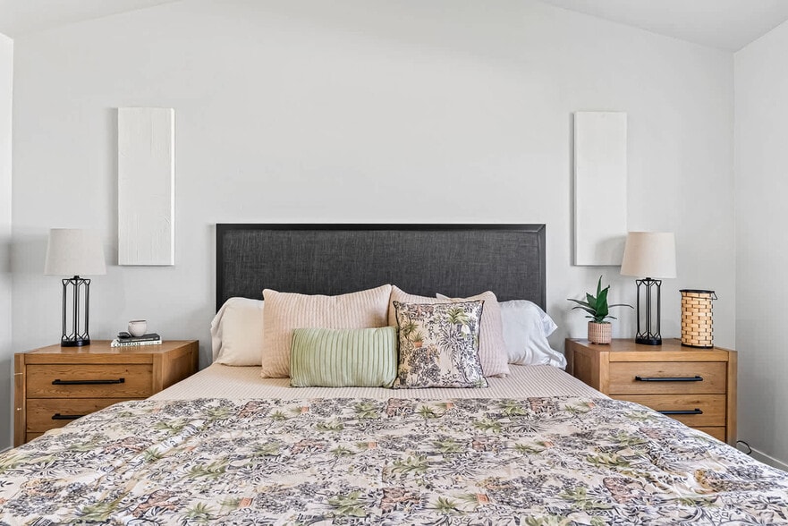 Building Photo - 1424 W Bass River Dr