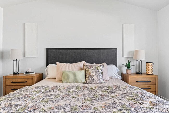 Building Photo - 1424 W Bass River Dr