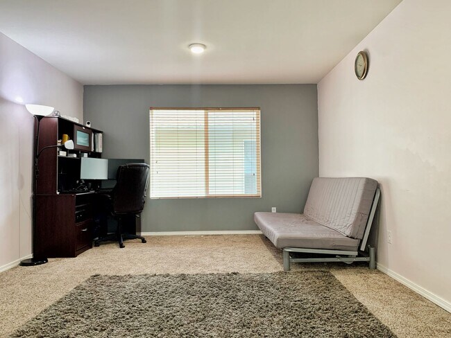 Building Photo - Remodeled Maple Woods Beauty