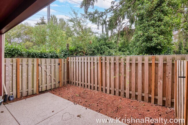 Building Photo - Lovely 3 BR | 2.5 BA Townhome | Hillsboro | Minutes from Orenco Station | Excellent Location!