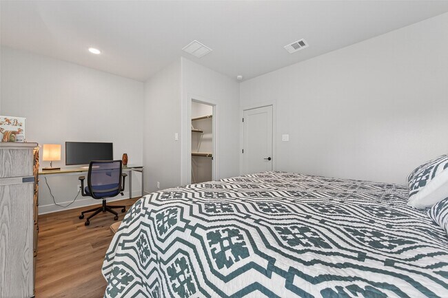 Building Photo - 9979 Pebble Glen Dr