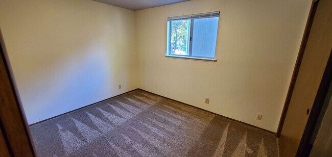 Building Photo - Two Bedroom Apartment in South Salem
