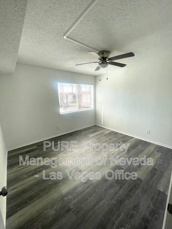 Building Photo - 1405 E Vegas Valley Dr