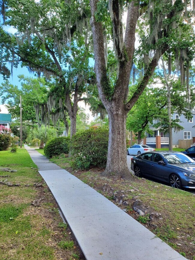 Building Photo - Newly Renovated 2B Apartment just Blocks f...