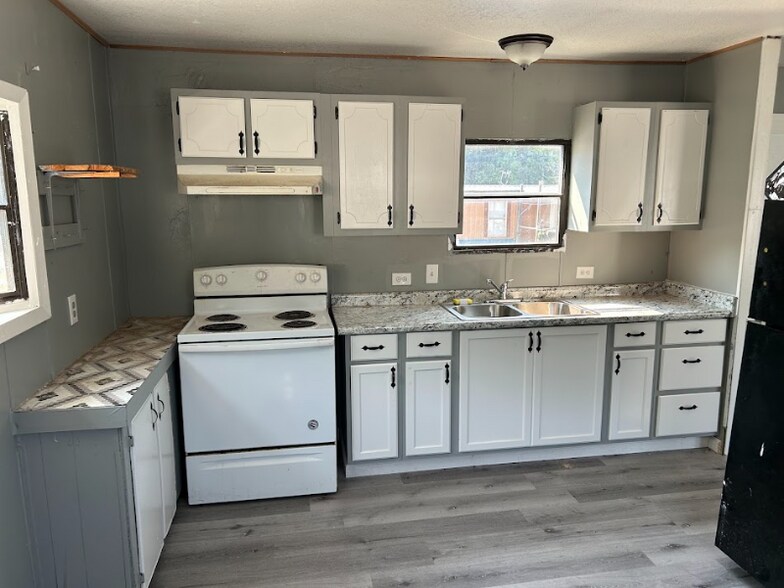 Building Photo - 100 Hidden Valley Dr