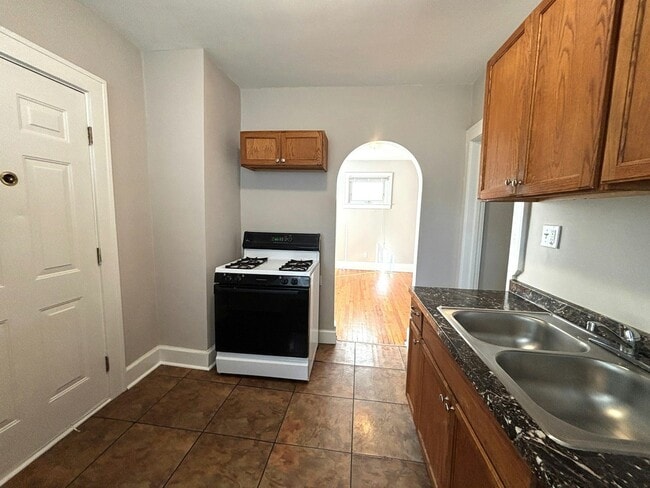 Building Photo - 536 E Jarvis Ave