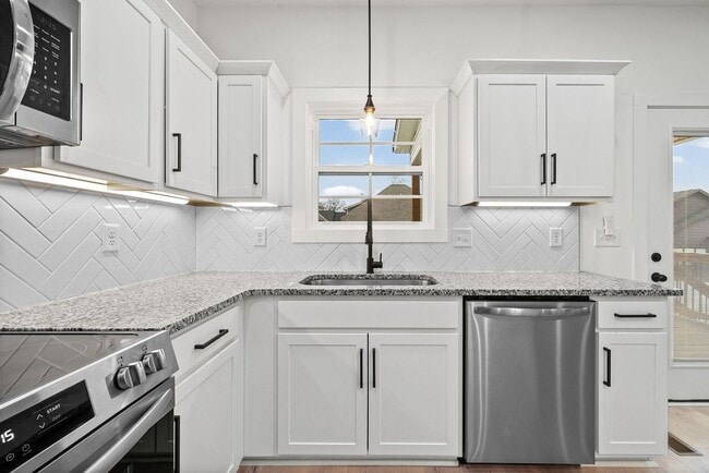 Building Photo - Pet Friendly Three Bedroom with Bonus!