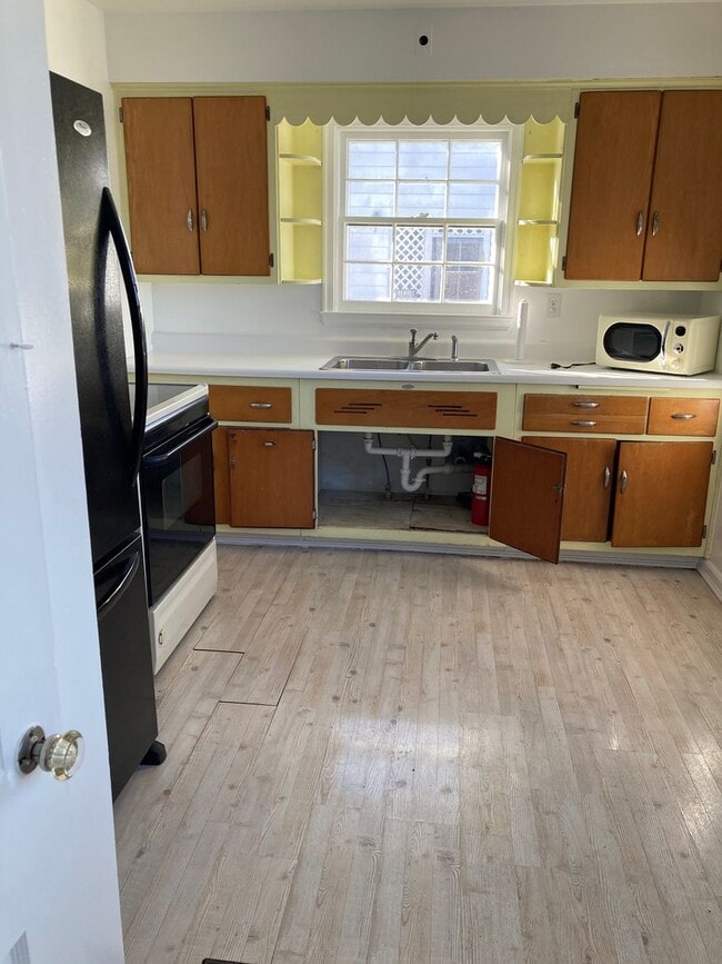 Building Photo - Move in bonus! Charming two story 2 bedroom home