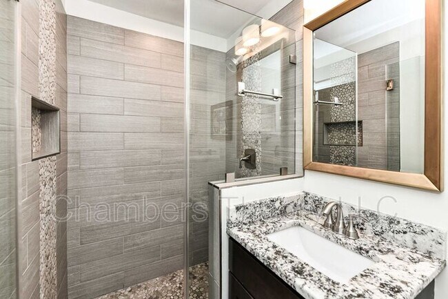 Building Photo - 1015 Woods Pl