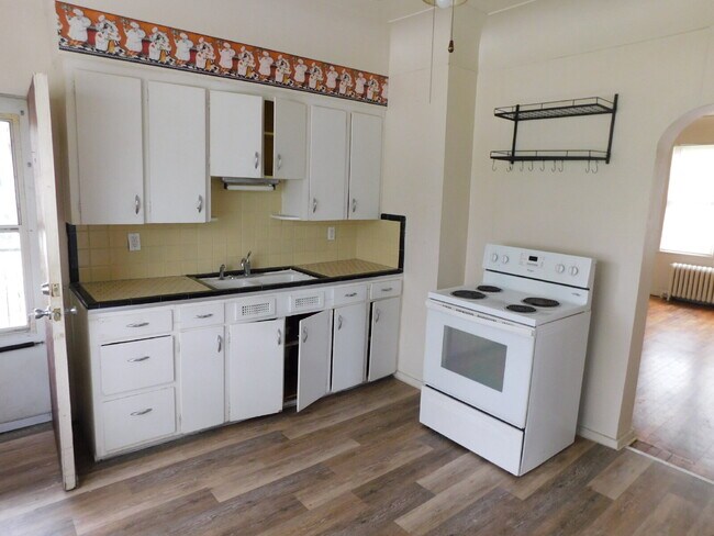 Building Photo - Clean and Move in Ready, Great Location