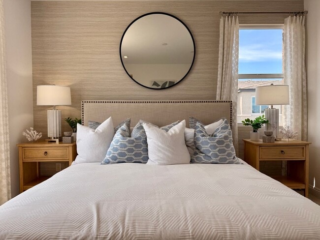Building Photo - FULLY FURNISHED 3 BED 2.5 BATH 2 CAR GARAG...