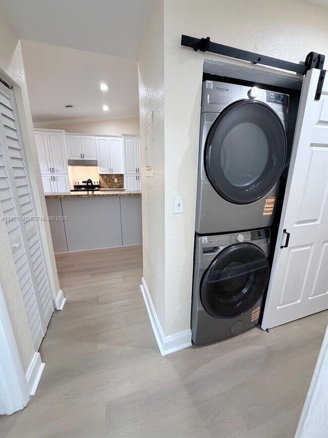 Building Photo - 10722 La Placida Dr