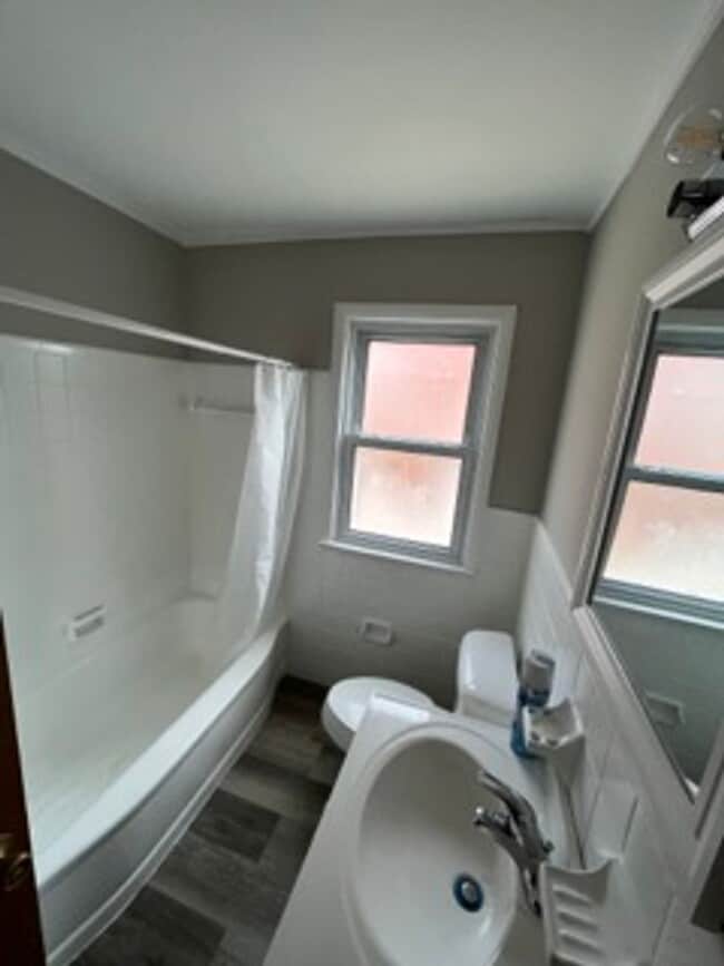 Building Photo - Beautifully maintained 3 bed - 1.5 Bath in Lincoln Park!