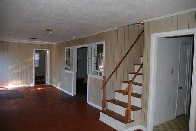 Building Photo - Spacious 3 bed- 2 bath- Located in South H...