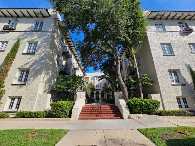 Building Photo - Beautiful Studio! Perfect Location!