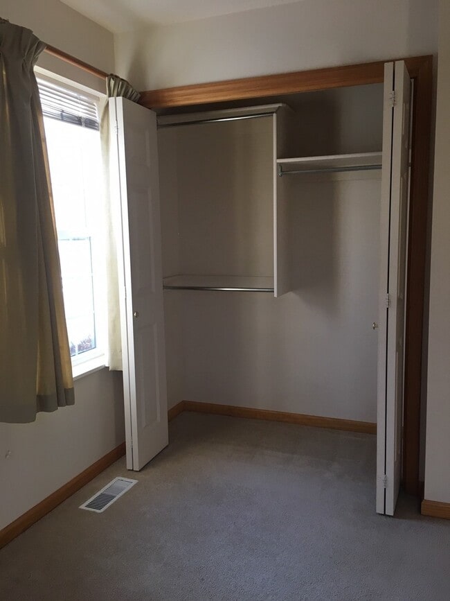 Building Photo - 2 Bedroom, 2 Bathroom Townhouse