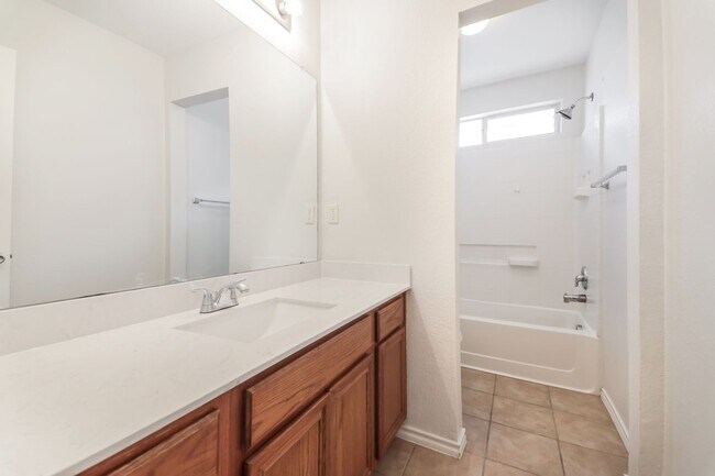 Building Photo - $1895  4 Bed/2 Bath/2 Garage  Ready for Move-in Home in Mustang Creek