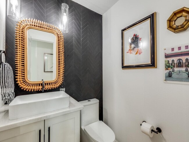 Building Photo - 2209 Fair Oaks Dr