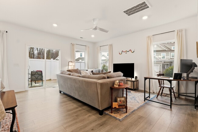 Building Photo - 17 Saltford Ln