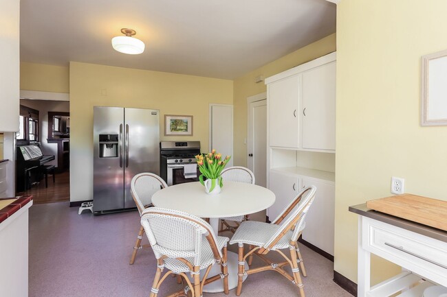 Building Photo - Furnished 1920 Craftsman Bungalow Available In The Dimond District!