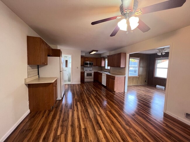 Building Photo - 5 Bedroom home on the NE side of Grand Rapids