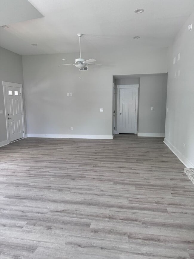 Building Photo - 997 Burnside Rd