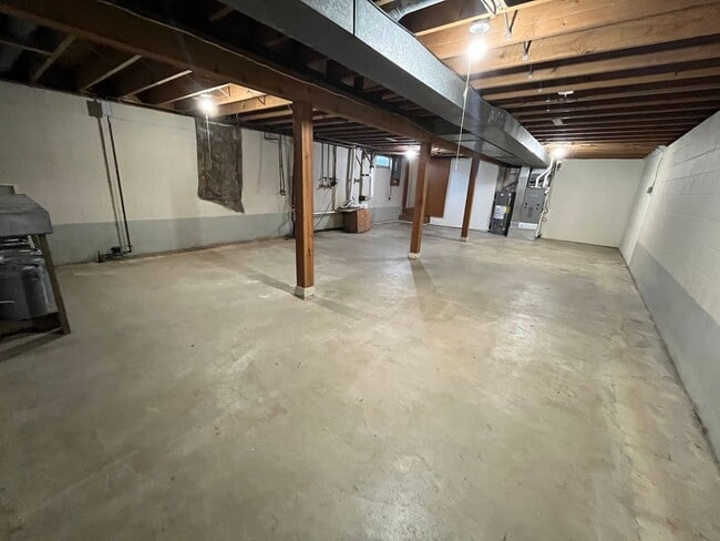 Building Photo - 2 Bed/1 Bath Duplex with Garage and Unfinished Basement!