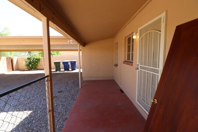 Building Photo - 3 Bedroom 2 Bathroom