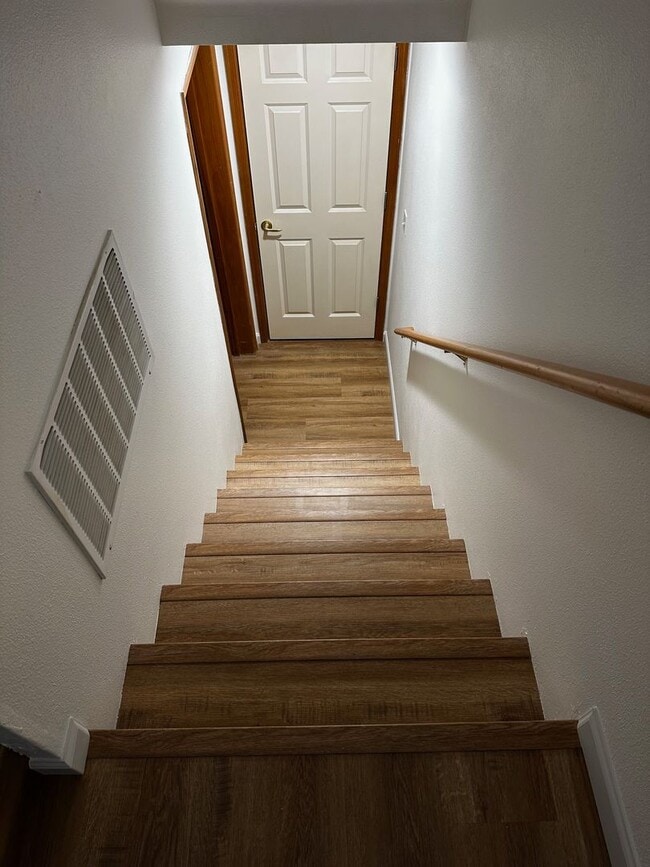 Building Photo - Appealing 2 bed / 1.5 bath townhouse in Greenwood/N Seattle with new flooring