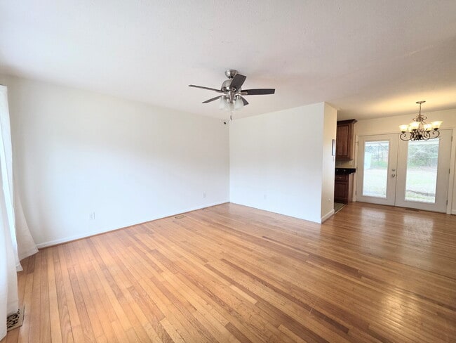 Building Photo - "Charming 3-Bed Oasis with Granite Touches in Fayetteville – 1600 Sq Ft of Comfort!"