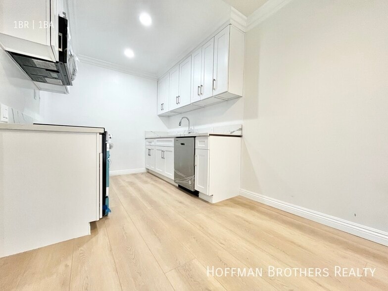 Building Photo - 6153 Fountain Ave