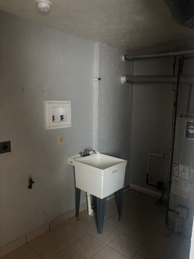 Building Photo - Charming 2-Bedroom Property in Prime Location