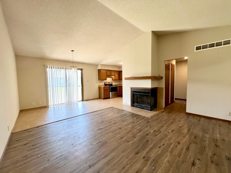 Kitchen dining room - 3222 N Longfellow Ct