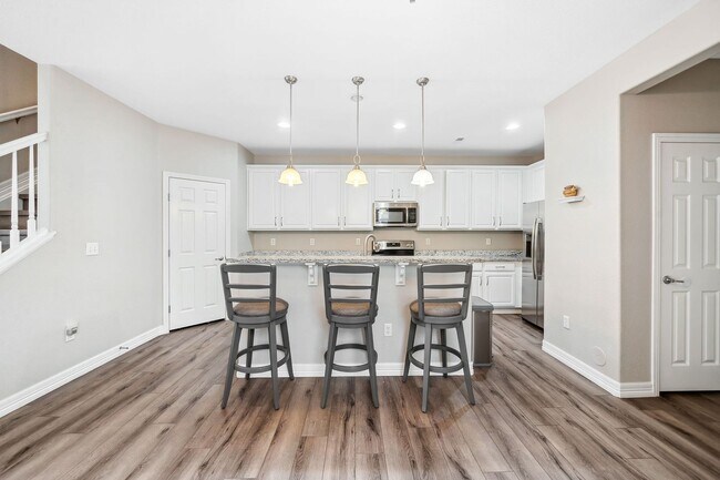 Building Photo - Modern 3BD, 2.5BA Cottonwood Condo with At...