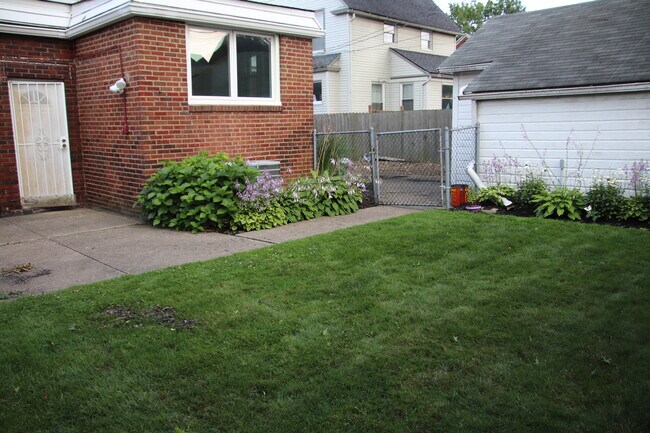 Building Photo - 2034 Warren Rd