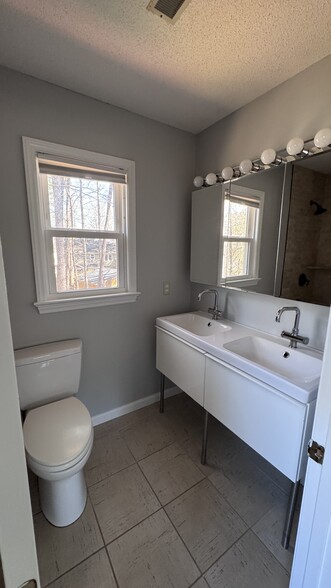 Main Bathroom - 4 Bunker Hill Pl