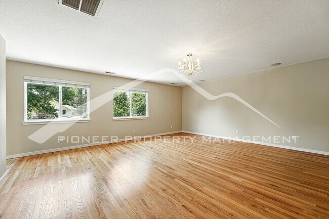 Building Photo - Luxury Meets Location – Impeccable 5BR Hom...