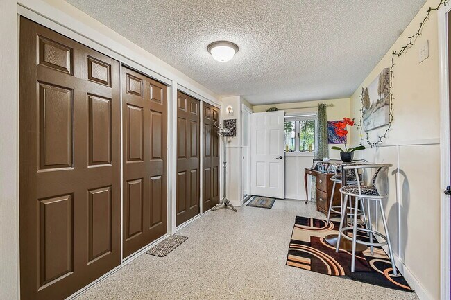 Building Photo - "Charming 3-Bed, 2-Bath Oasis at 1011a Sou...