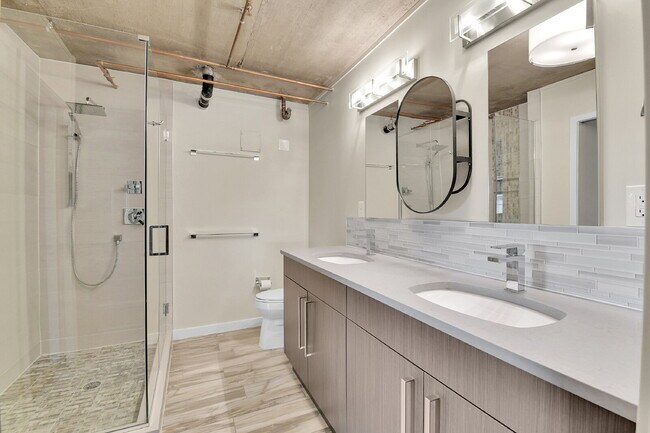 Building Photo - $3,100 - 2 Bed, 2 Bath Lofted Condo in Den...