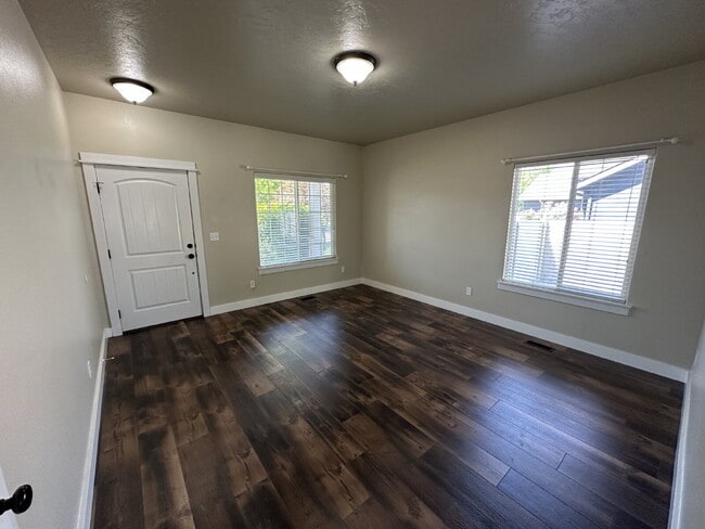 Building Photo - "Charming 4-Bed Home with Granite Accents & Hardwood Elegance in Meridian!"