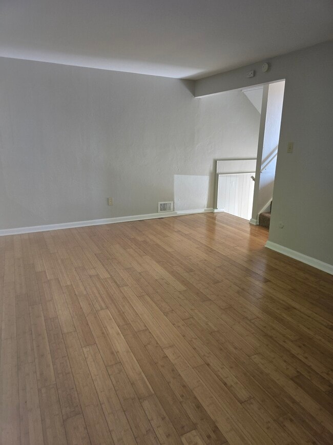 Building Photo - 2807 Lincoln Way