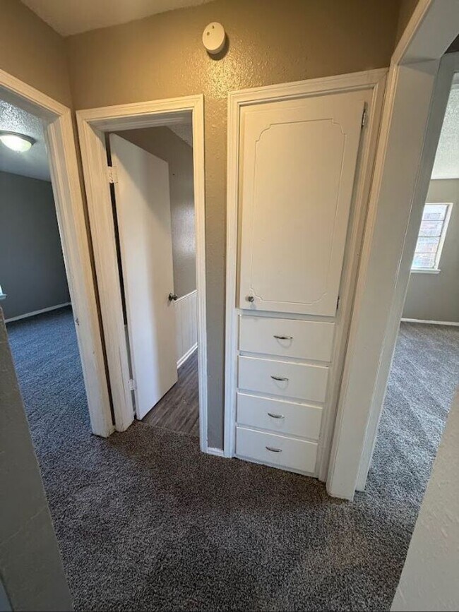 Building Photo - Charming 5 Bedroom House