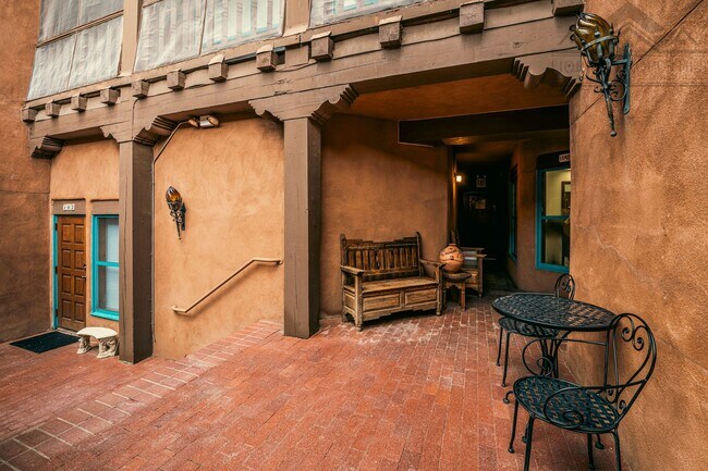 Building Photo - UNFURNISHED Inviting Studio Apartment in the Heart of Downtown