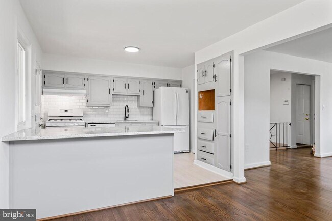 Building Photo - 2521 Fairhill Dr
