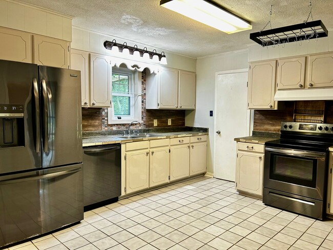 Building Photo - 204 East Rd
