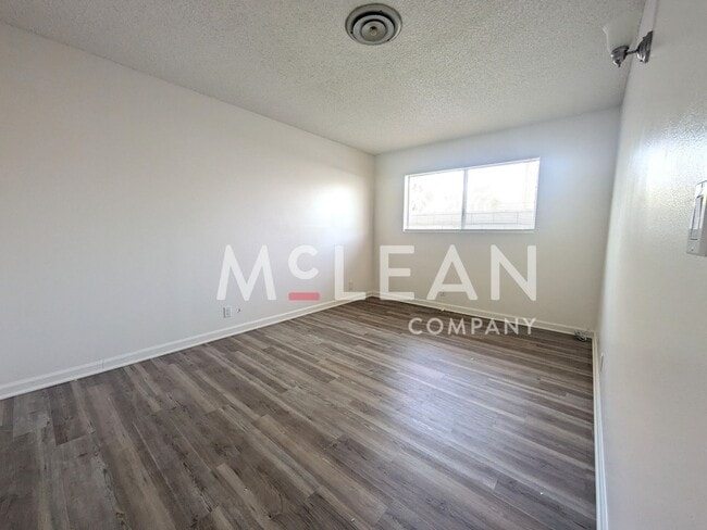 Building Photo - Pet Friendly Three Bedroom Home in Beautif...