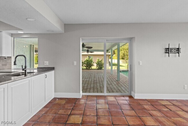 Building Photo - 1384 Burgundy Dr