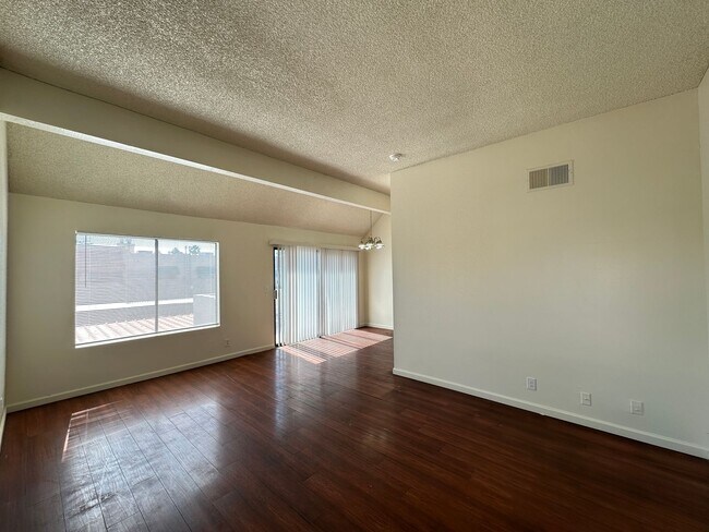 Building Photo - Condo & Newly Remodeled